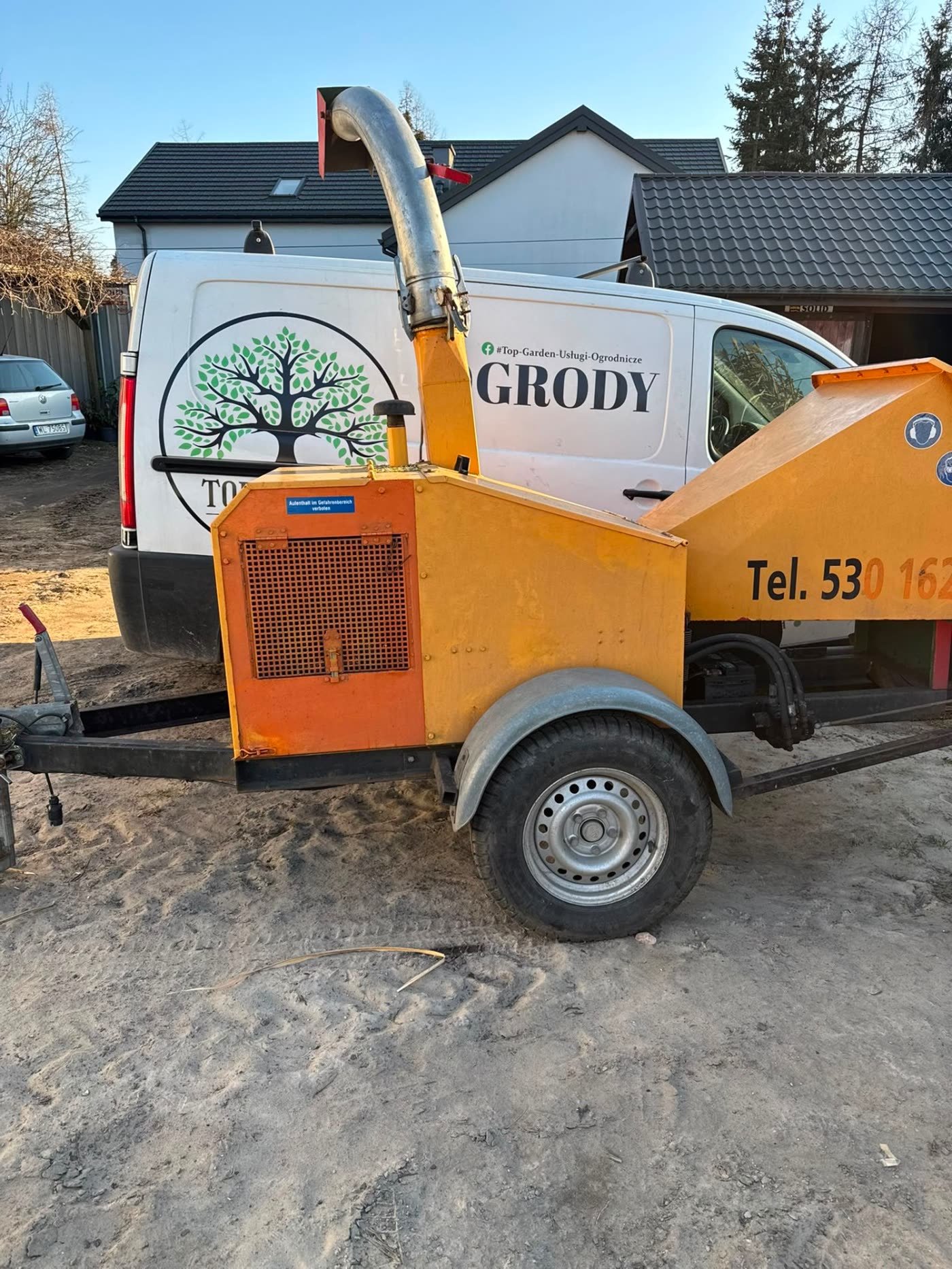 Rębak spalinowy na przyczepie przy busie Top Garden
